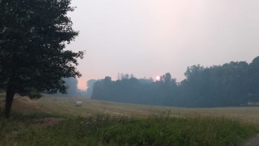 Západ slunce v osadě Kamenická Stráň při požáru v Národním parku Českém Švýcarsko