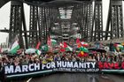 "Zastavte genocidu." Dav demonstroval v Sydney za mír v Gaze a za víc pomoci
