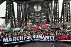 "Zastavte genocidu." Dav demonstroval v Sydney za mír v Gaze a za víc pomoci