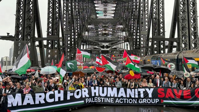 Tisíce demonstrantů přecházejí most Sydney Harbour Bridge během pochodu za lidskost pořádaného skupinou Palestine Action Group, 3. srpna 2025.