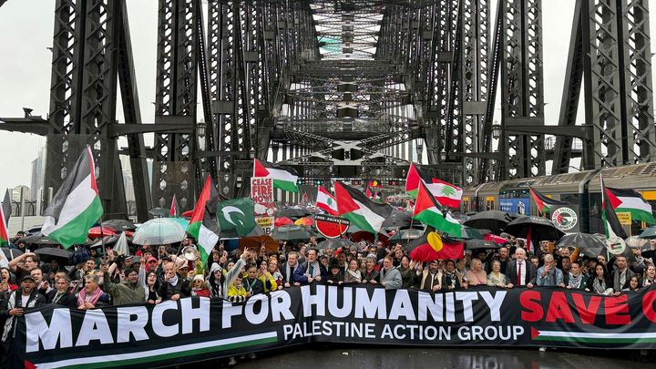 "Zastavte genocidu." Dav demonstroval v Sydney za mír v Gaze a za víc pomoci; Zdroj foto: ČTK