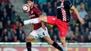 Danko Lazovič (PSV Eindhoven) ukopává míč Nicklasi Hohenederovi (Sparta) v utkí Evropské ligy.