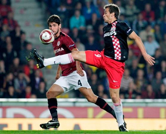 Danko Lazovič (PSV Eindhoven) ukopává míč Nicklasi Hohenederovi (Sparta) v utkí Evropské ligy.