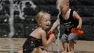 Maddux Lorenzo, 15 months old (R) and his sister, Sam, 3 years old, from Chicago, play in a water fountain to beat the heat gripping the nation's capital while in the Capital Heights neighborhood of Washington, July 2, 2012. REUTERS/Larry Downing (UNITED STATES - Tags: SOCIETY ENVIRONMENT) Published: Čec. 2, 2012, 8:58 odp.