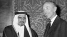 Katarský šejk Ali bin Abdullah Al Thani při jednání s britským ministrem zahraničí Lordem Homem v Londýně v roce 1961.