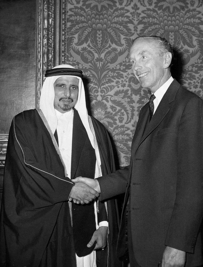 Katarský šejk Ali bin Abdullah Al Thani při jednání s britským ministrem zahraničí Lordem Homem v Londýně v roce 1961.