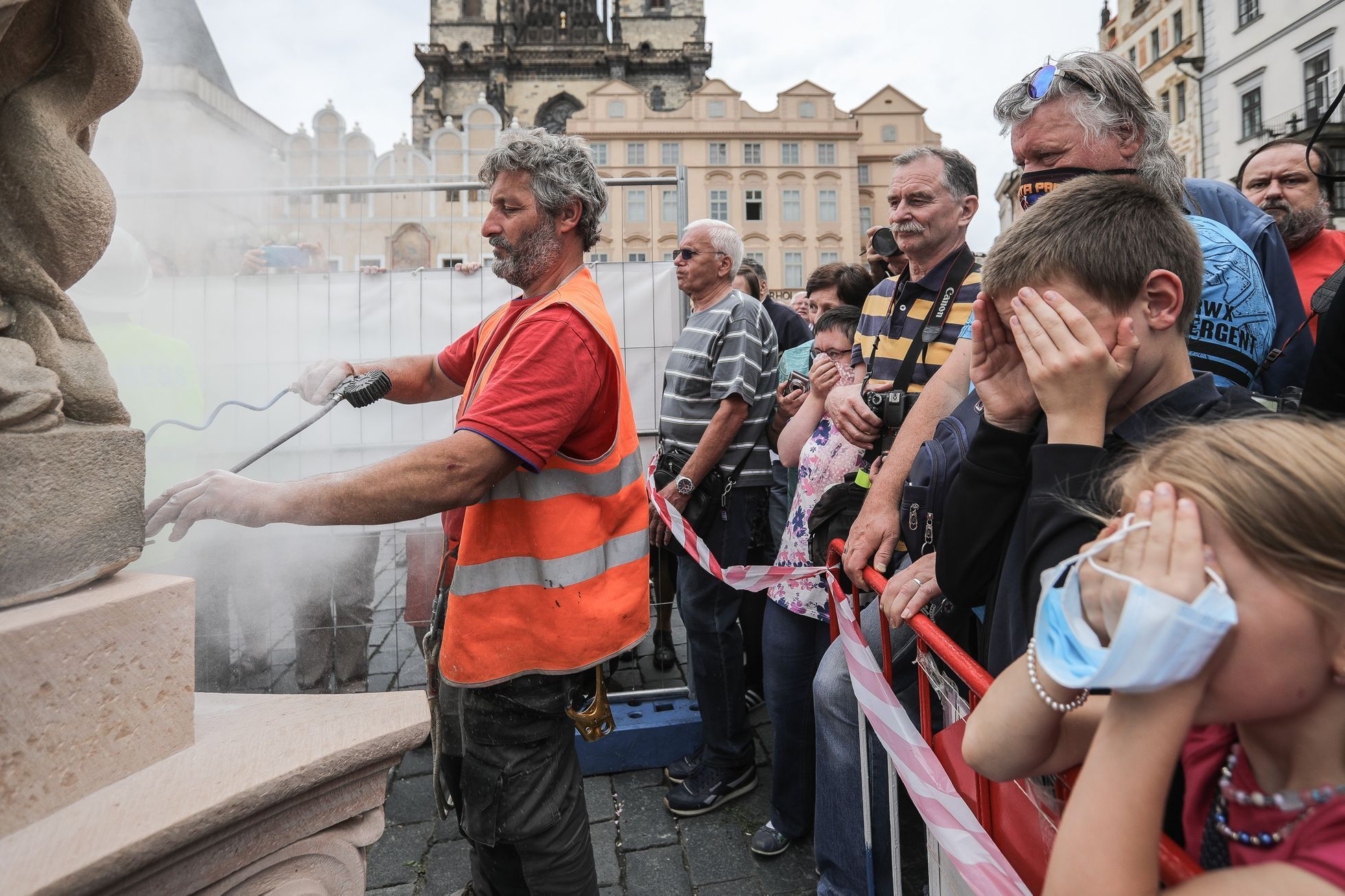 Stavba Mariánský sloup, Staroměstské náměstí, sochař Petr Váňa