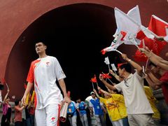 Čínská basketbalová star Jao Ming v obležení fanoušků.