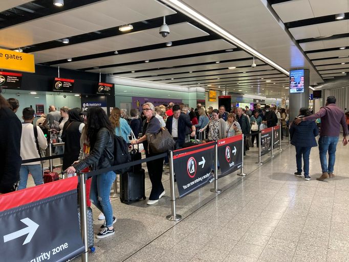 Na největším londýnském letišti Heathrow se kvůli nedostatku personálu a zvýšené poptávce po cestování tvoří dlouhé fronty, snímek z 31. května 2022.