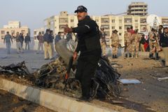 Pumový útok v Karáčí zabil osm policistů, 33 zraněných