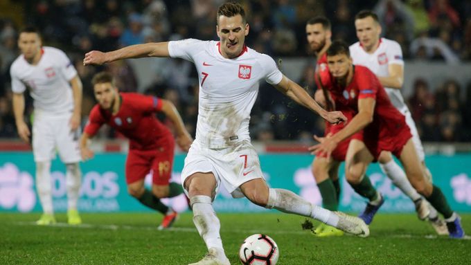 Polský fotbalista Arkadiusz Milik vyrovnává v duelu s Portugalskem z penalty na konečných 1:1