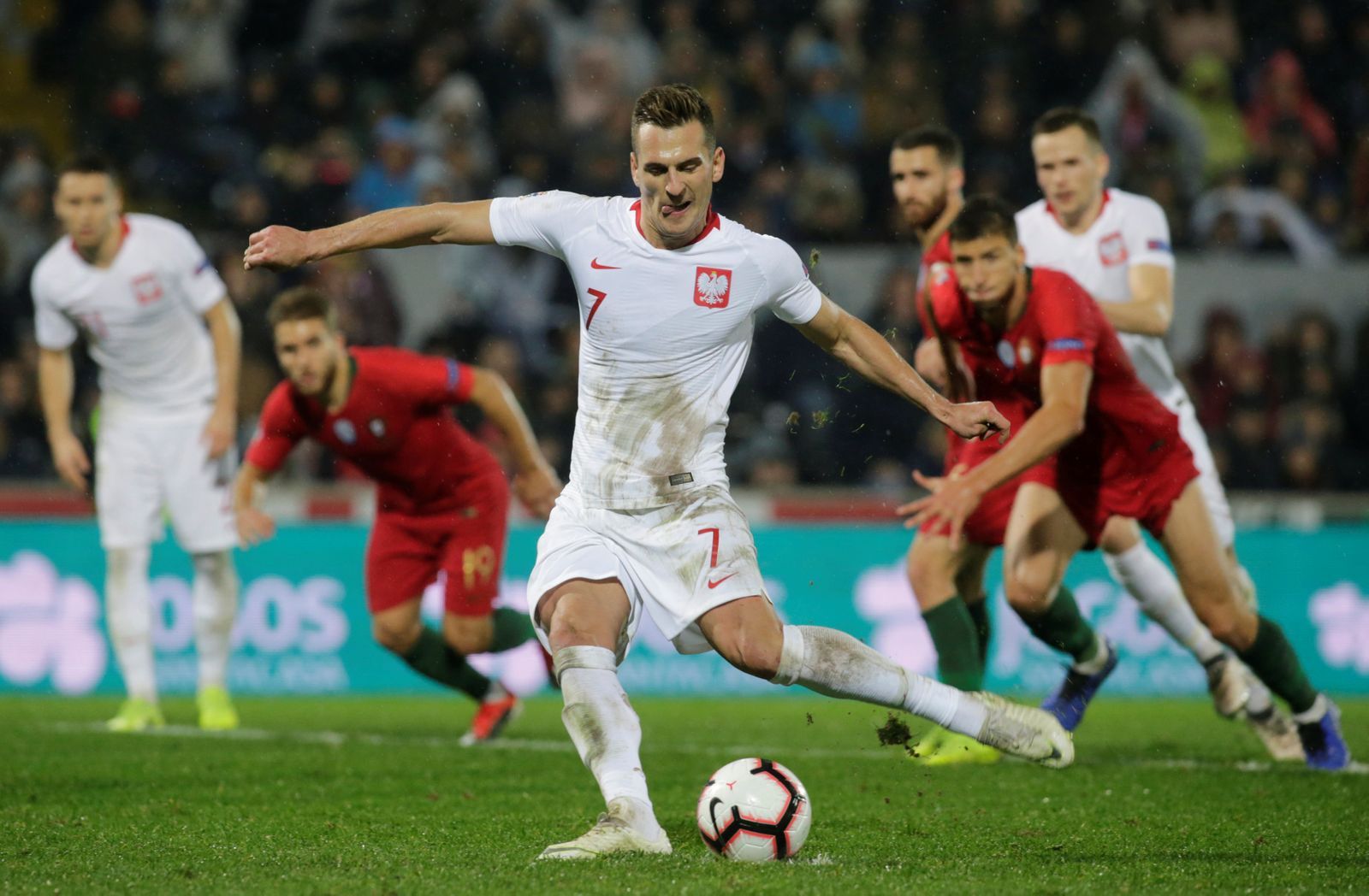 fotbal, Liga národů 2018, Portugalsko - Polsko, Arkadiusz Milik vyrovnává z penalty na konečných 1:1