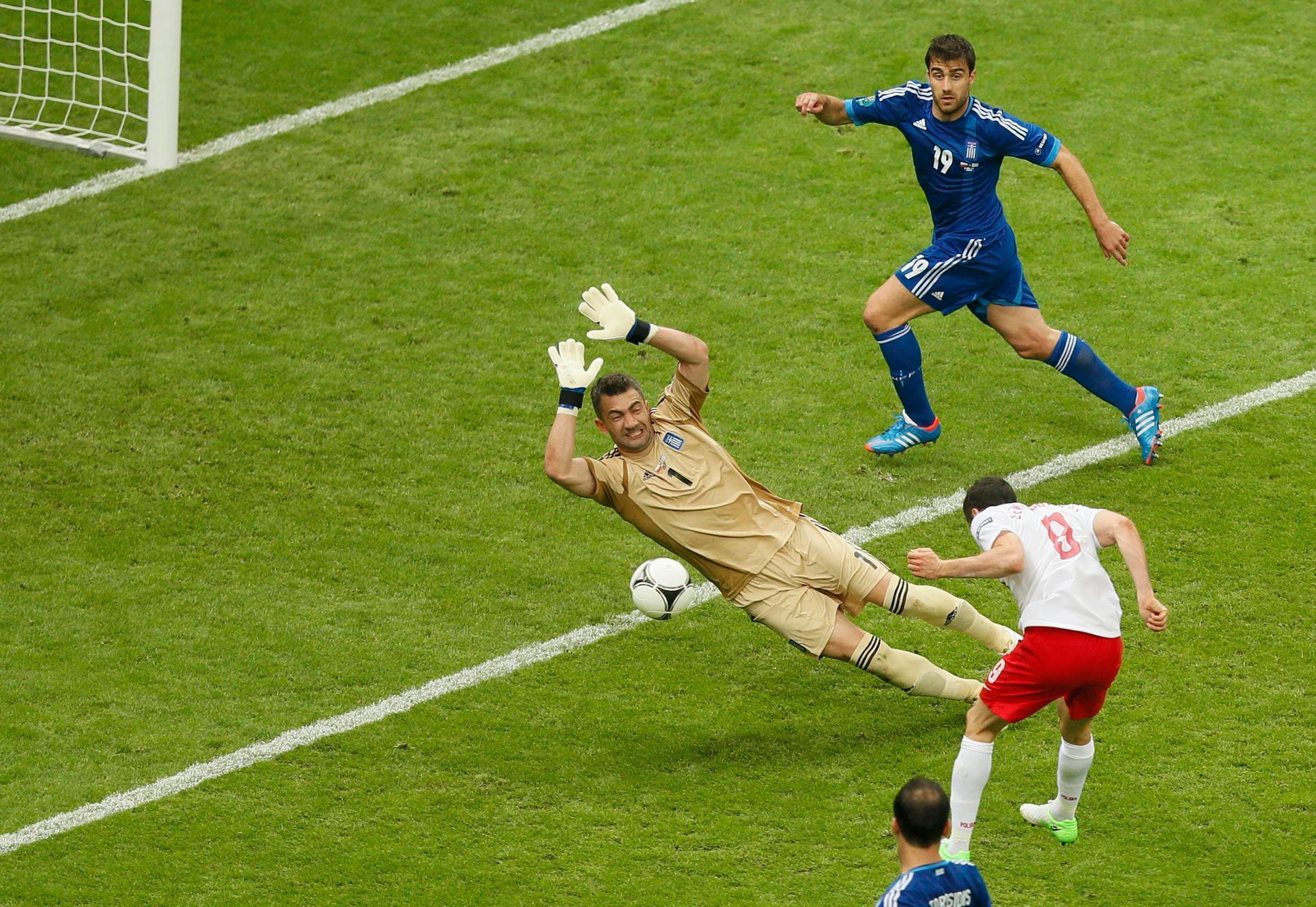 Robert Lewandowski střílí první gól Eura 2012
