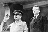 Sovětský diktátor Josif Vissarionovič Stalin s předsedou čs. vlády Klementem Gottwaldem na čestné tribuně moskevského stadionu Dynamo při sportovní přehlídce. Rok 1946.