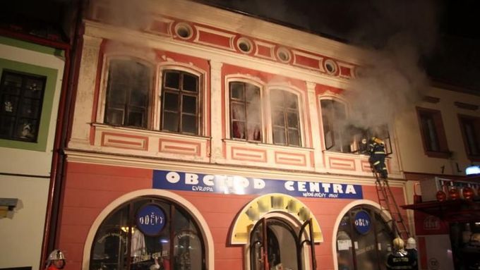 Vyhořelá prodejna s oděvy na dobrušském náměstí F. L. Věka.