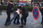 Zásah strážníků v centru Prahy? Mohlo jít o exces, za čárou ale bylo i chování řidiče, míní právník
