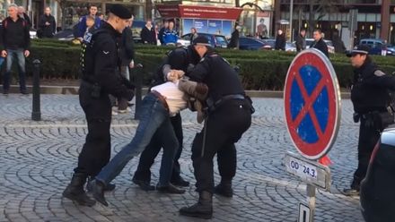 Zásah strážníků v centru Prahy? Mohlo jít o exces, za čárou ale bylo i chování řidiče, míní právník