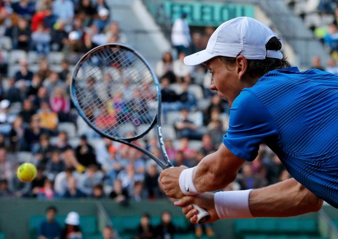 Český tenista Tomáš Berdych returnuje proti Argentinci Juanu Martinovi Del Potrovi během French Open 2012.