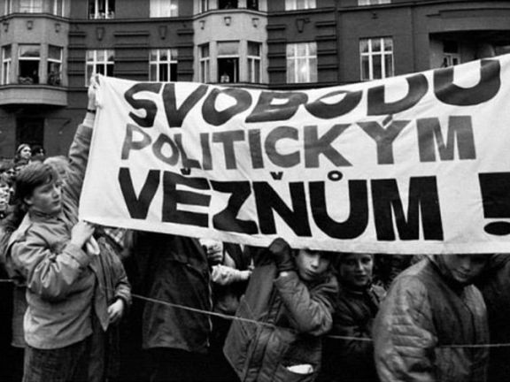 Daniel Hůle (pod transparentem a písmenem Ň) na opoziční demonstraci na pražském Škroupově náměstí v prosinci 1988. 