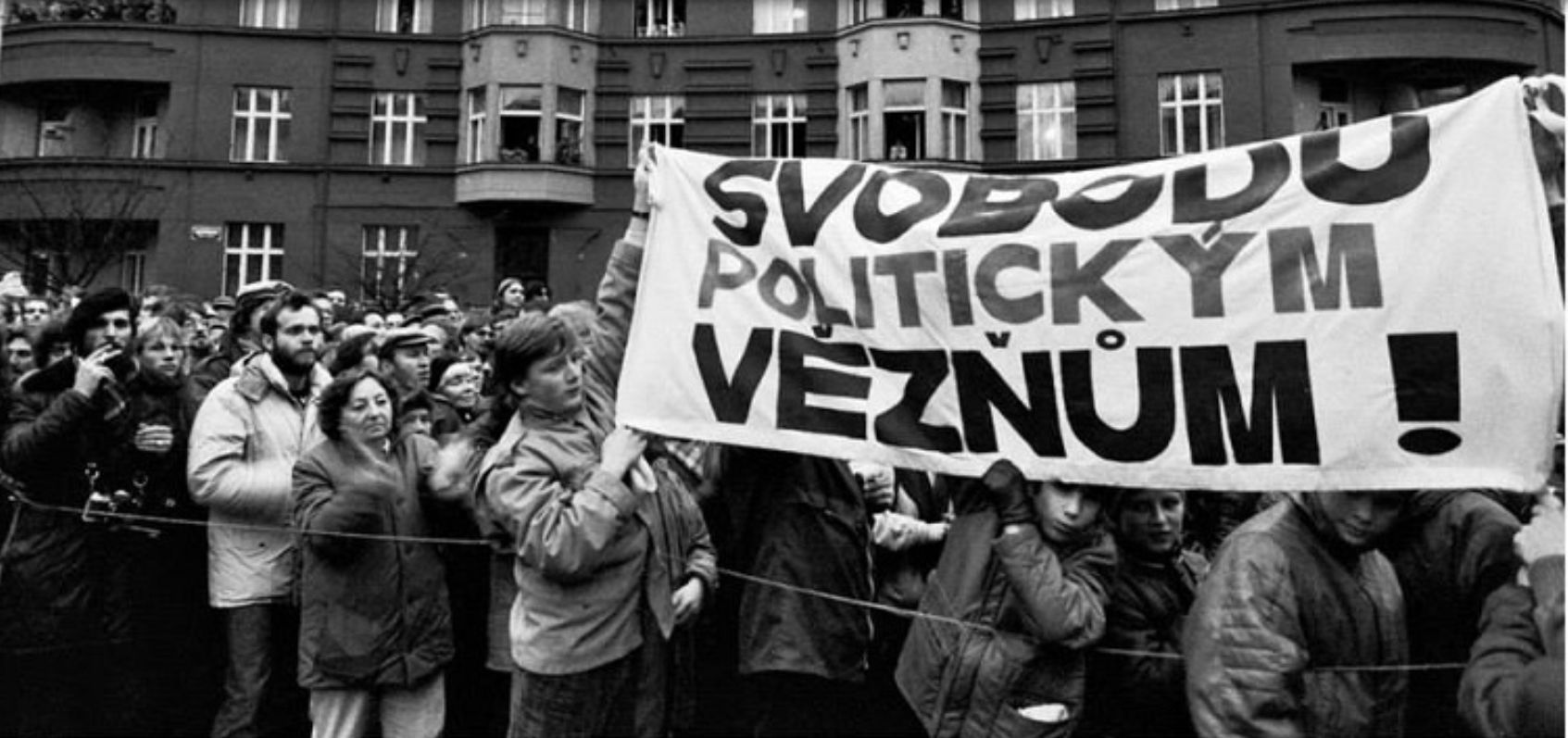 Daniel Hůle (pod transparentem a písmenem M) na archivní fotografii z demonstrace na pražském Škroupově náměstí v prosinci 1988.