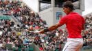 Španělský tenista Rafael Nadal odráží míček od Argentince Juana Monaca během osmifinále French Open 2012.