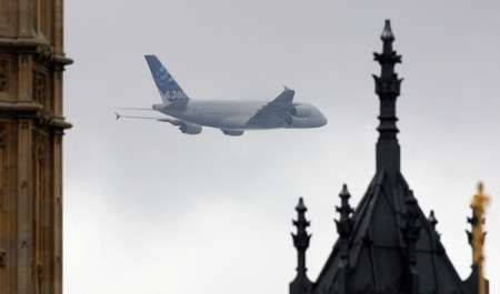 Airbus A380 nad Londýnem