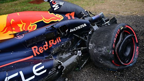 Havarovaný Red Bull Sergia Péreze v kvalifikaci na VC Maďarska F1 2024