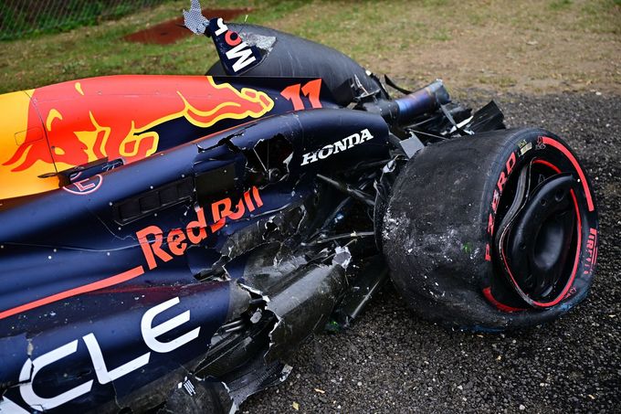 Havarovaný Red Bull Sergia Péreze v kvalifikaci na VC Maďarska F1 2024