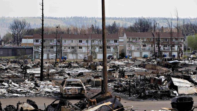 Město Fort McMurray musely před požárem opustit desetitísíce lidí.