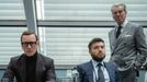 Michael Fassbender, Tom Burke a Pierce Brosnan ve filmu Operace Black Bag.