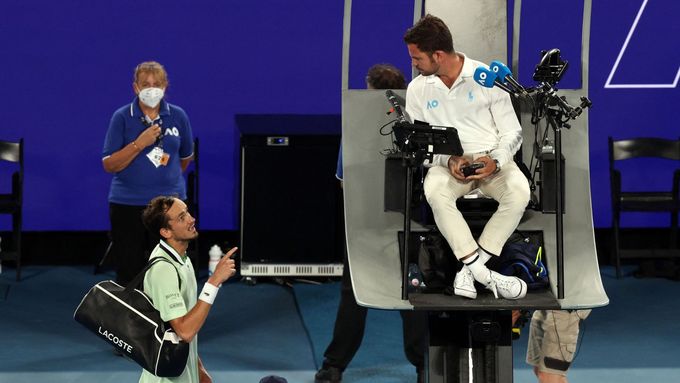 Hádka Daniila Medveděva s rozhodčím v semifinále Australian Open