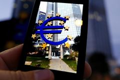 ECB překvapivě snížila úrok na nové minimum