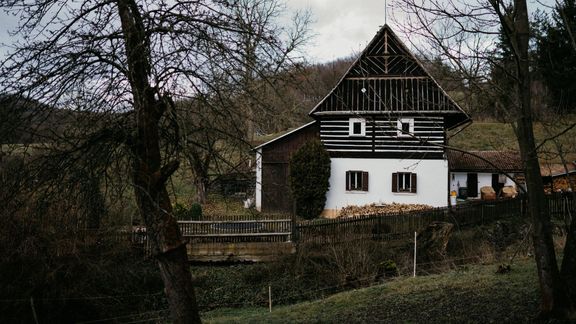 "Spousta stavení, která jsme si byli prohlédnout, nám přišla strašidelná. Tady se ale nebojíme," říkají herci.