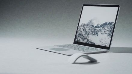 Surface Go je malý, uvnitř ale schovává opravdový počítač. Záda školáka ho neucítí