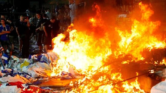 Fanoušci Lucernu slavili výhru. Zapálili a roezbrali stadion
