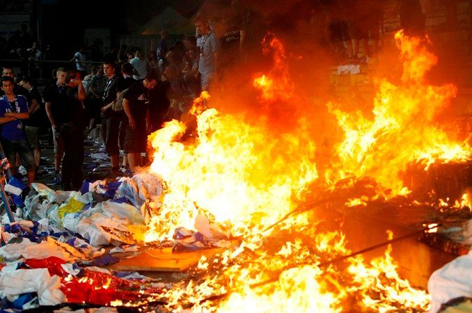 Fanoušci švýcarského klubu FC Luzern si vítězství nad Luganem pořádně užili. Ihned po vítězství začali Allmend Stadion rozebírat, odnášeli si i brankové konstrukce a na jedná z tribun zapálili oheň. Pro stařičký stadion to byl po pětasedmdesáti letech po