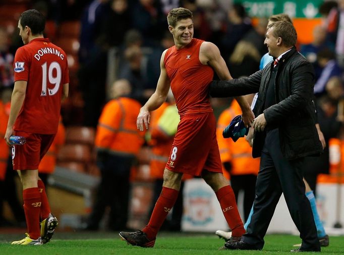 Liverpoolský záložník Steven Gerrard a trenér Brendan Rodgers si navzájem gratulují k vítězství 3:0 nad Sunderlandem.