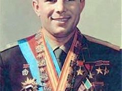 Jurij Gagarin (1934 až 1968) ověšený svými řády.