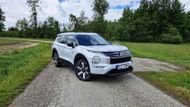 Outlander umí fungovat jako čistý elektromobil a na jedno nabití zvládne v kombinaci přes 80 kilometrů. Zároveň ale také umí být hybridem - paralelním nebo sériovým, kdy spalovací motor slouží jako generátor elektrické energie.