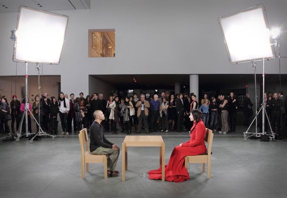 Při performance The Artist is Present v newyorském Muzeu moderního umění lidé mohli usednout naproti Marině Abramović.