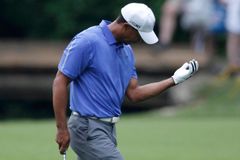 Golfové US Open trápí déšť, Tigera Woodse zase zranění ruky