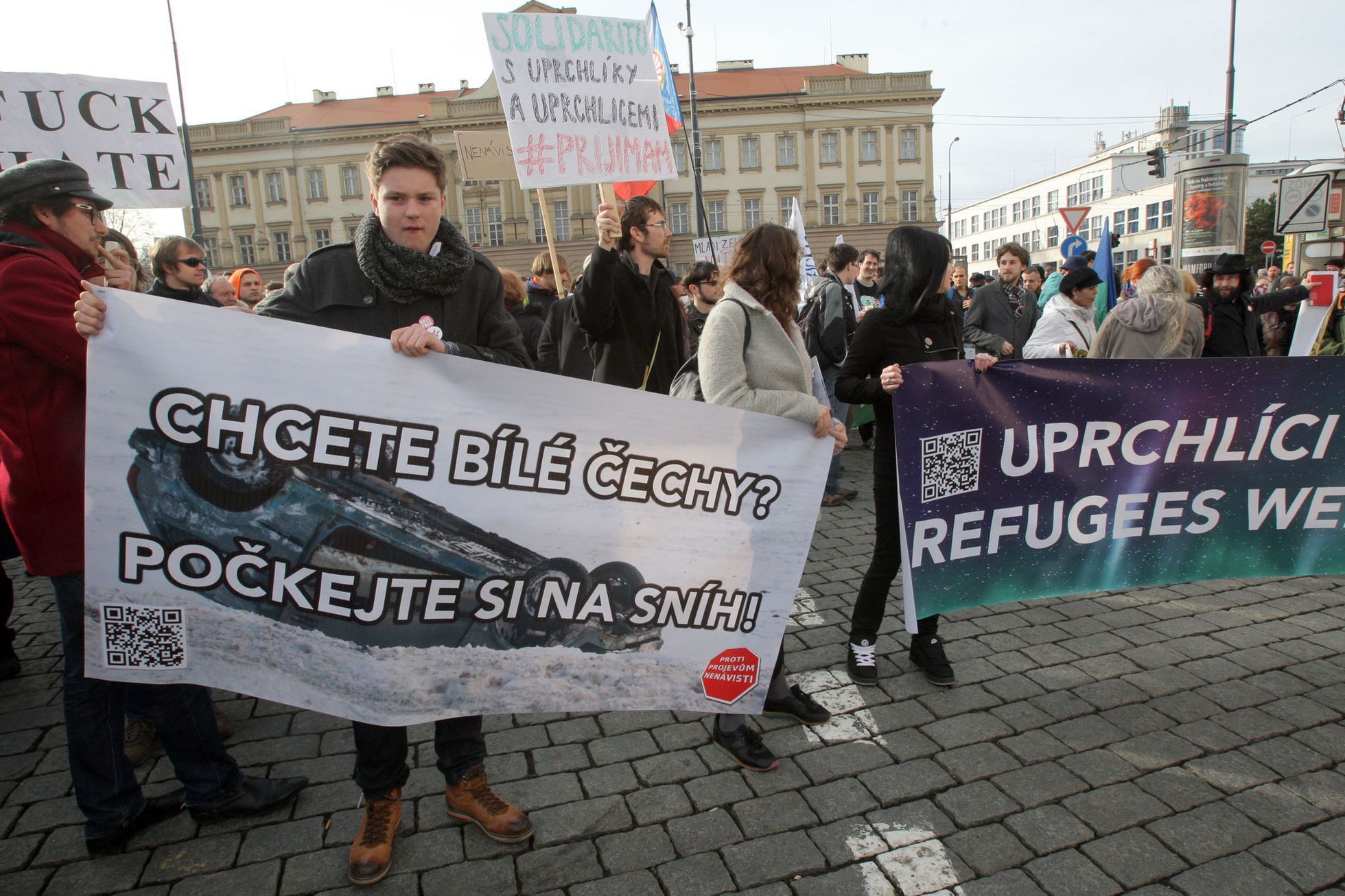 Uprchlíci vítejte, náckové táhněte