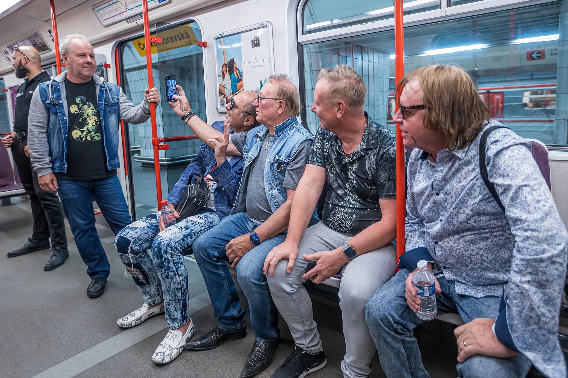 Vystoupení skupiny Olympic v pražském metru, čtvrtek 29. června 2023.