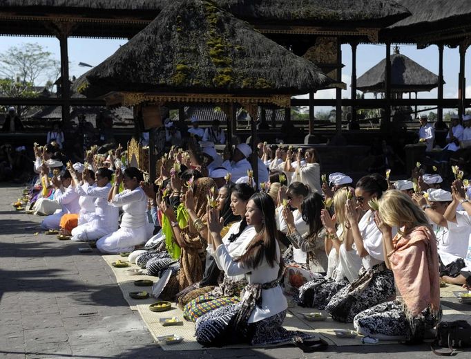 Účastnice Miss World se modlí při návštěvě chrámu na Bali.