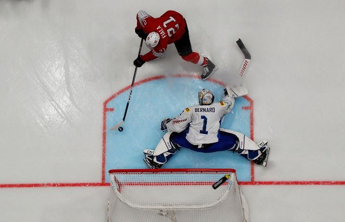 Kevin Fiala střílí jednu z devíti branek do sítě Itálie