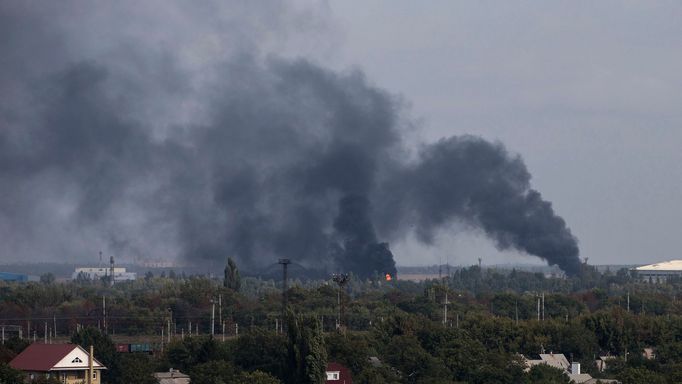 Armáda a separatisté svádějí boje o doněcké letiště už řadu týdnů. Snímek je z 23. září, tedy z doby, kdy už přes dva týdny bylo v běhu příměří.