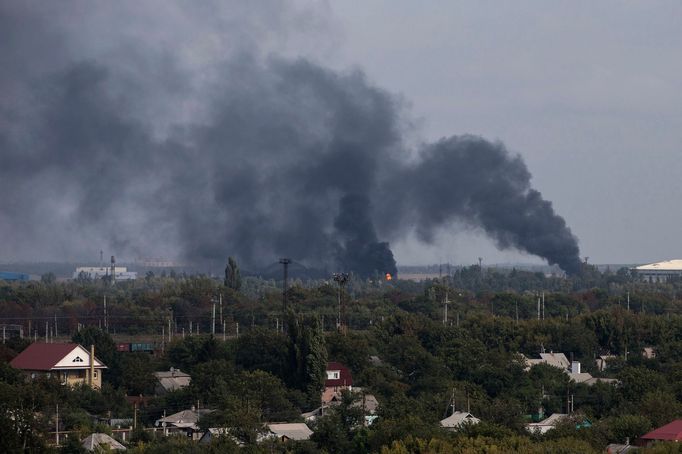 Armáda a separatisté svádějí boje o doněcké letiště už řadu týdnů. Snímek je z 23. září, tedy z doby, kdy už přes dva týdny bylo v běhu příměří.