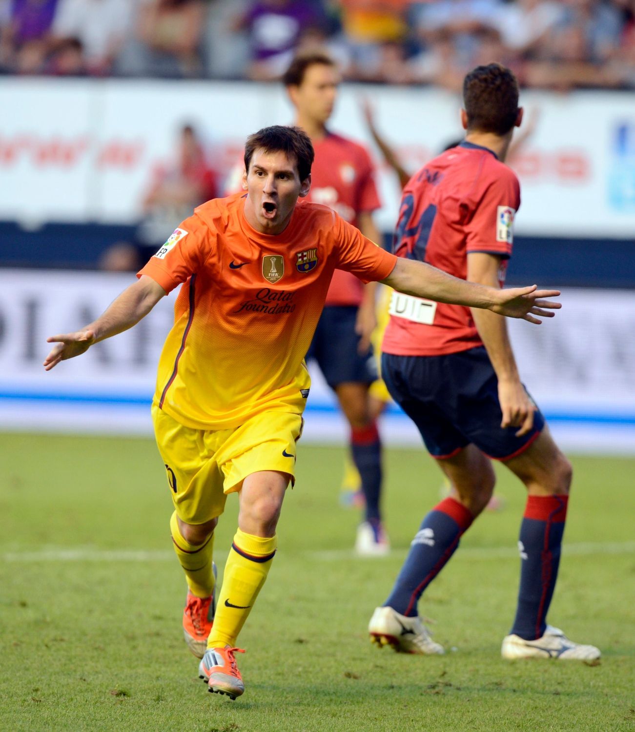 Fotbalista Barcelony Lionel Messi slaví gól v utkání La Ligy 2012/13 s Osasunou.