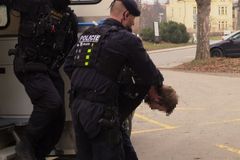 Policie zajistila muže, který se zabarikádoval v bytě v Kobylisích. Pyrotechnik žádnou bombu nenašel