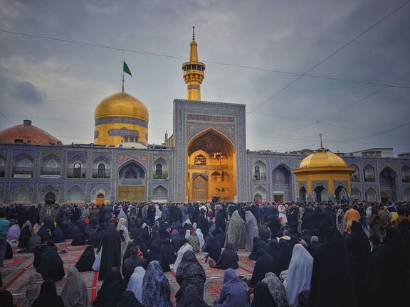 Írán je uzavřeným islámským státem, podle cestovatele jsou však místní mimořádně pohostinní. Na fotografii tamní svaté město Mashad.